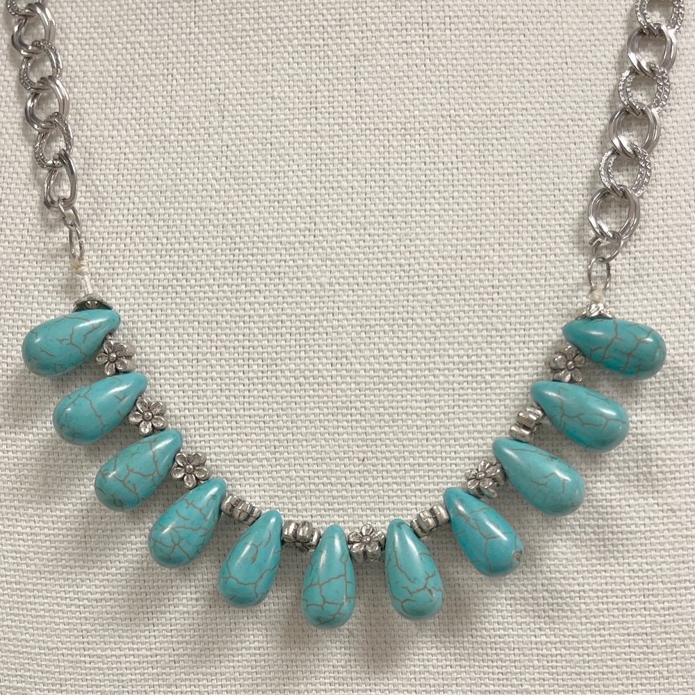 Tear Drop Turquoise on a Silver Tone Chain Vintage Necklace